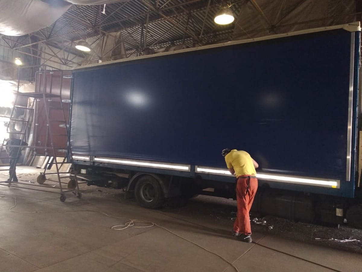 Установка тента на каркас Установка тента на каркас грузового автомобиля