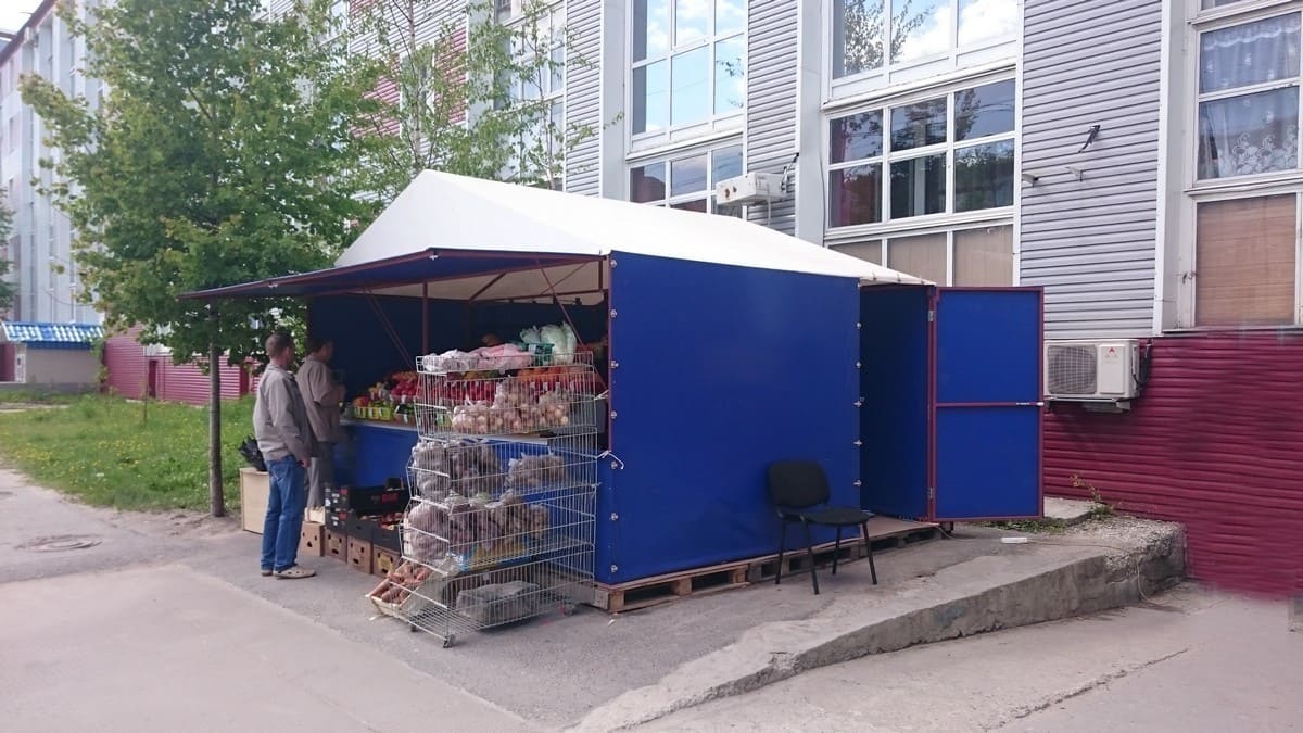 Тентовая палатка с распашной дверью и окном